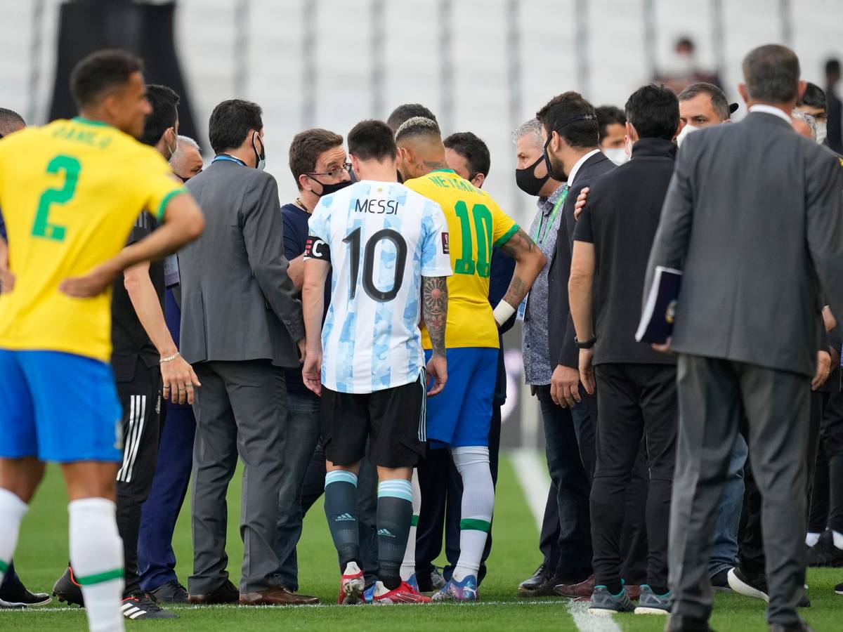 Lionel Messi und Neymar unterhalten sich während der Spielunterbrechung zwischen Brasilien und Argentinien