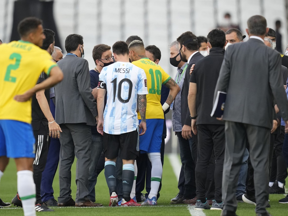 Lionel Messi und Neymar unterhalten sich während der Spielunterbrechung zwischen Brasilien und Argentinien