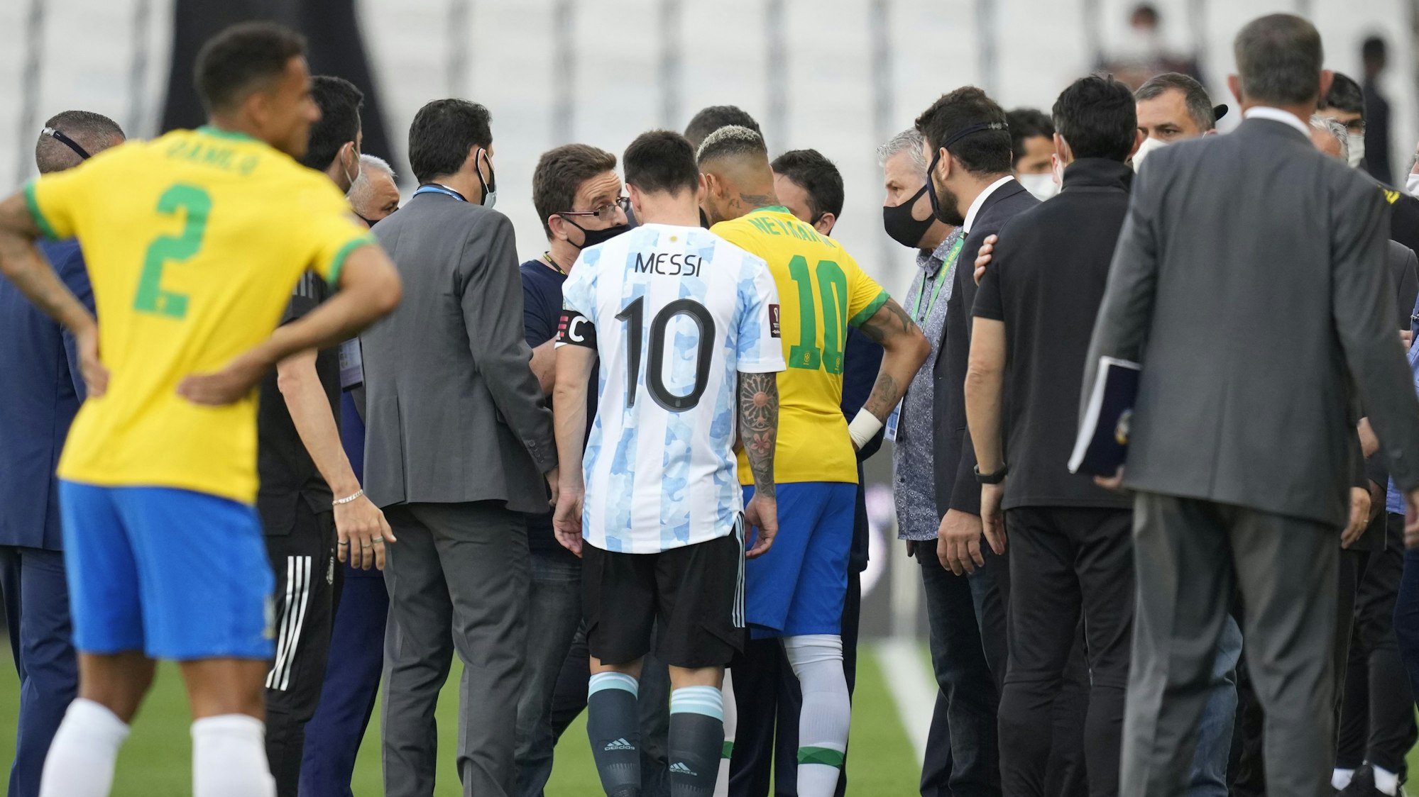 Lionel Messi und Neymar unterhalten sich während der Spielunterbrechung zwischen Brasilien und Argentinien