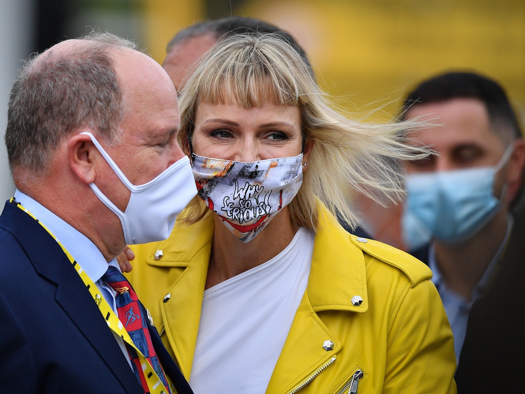 Prinzessin Charlene von Monaco (M) und Fürst Albert II. von Monaco 2020 bei der Tour de France.