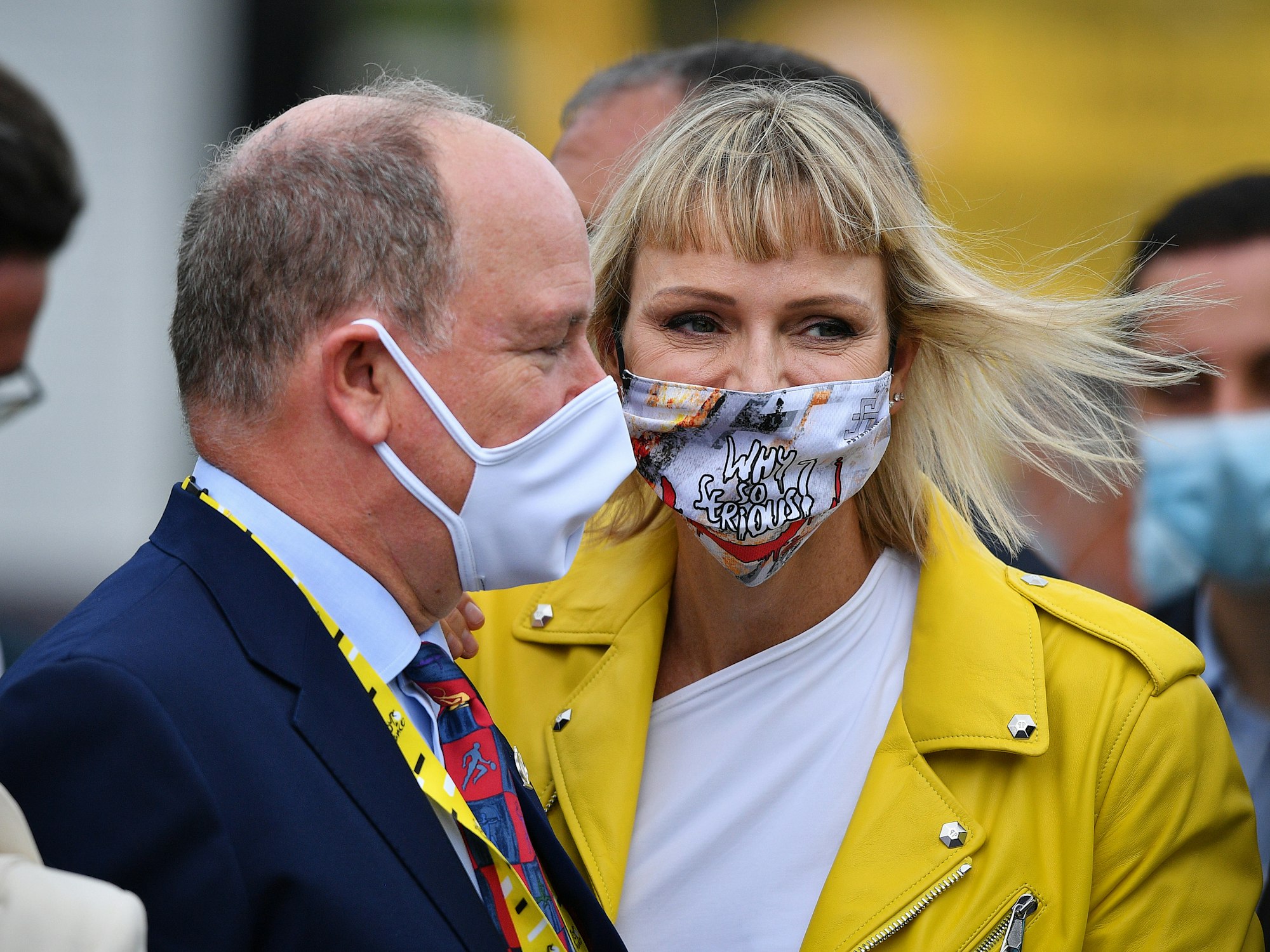 Prinzessin Charlene von Monaco (M) und Fürst Albert II. von Monaco 2020 bei der Tour de France.