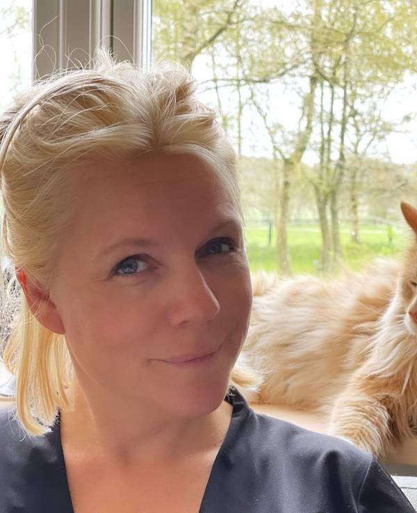 Charlotte Karlinder lächelt in die Kamera.