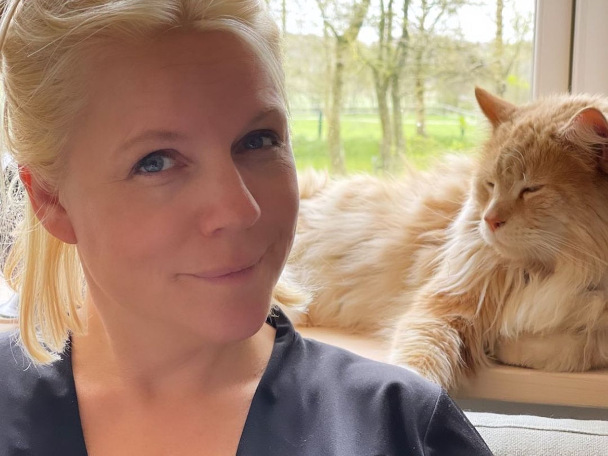 Charlotte Karlinder lächelt in die Kamera.