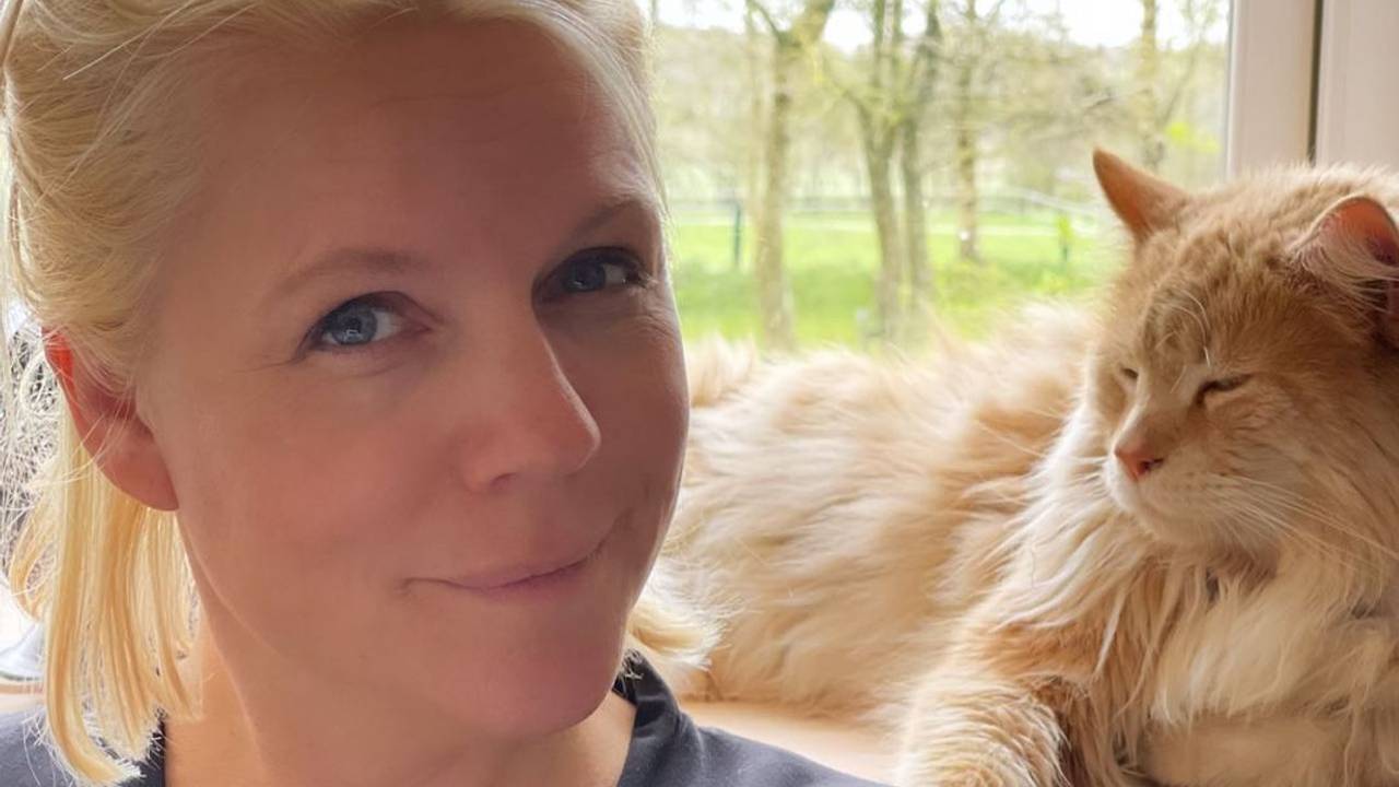 Charlotte Karlinder lächelt in die Kamera.