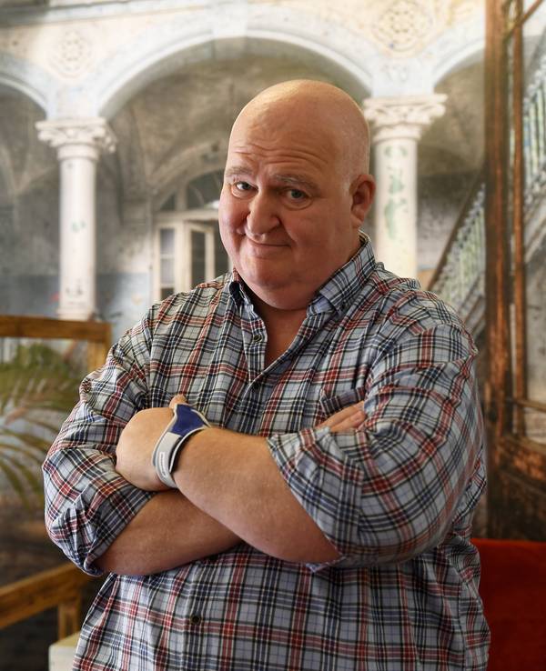 Markus Maria Profitlich verschränkt die Arme und blickt freundlich in die Kamera.