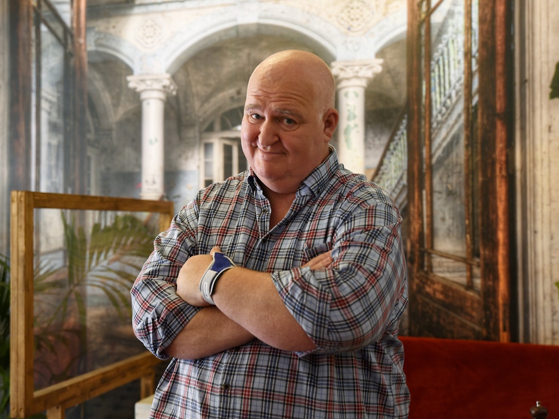 Markus Maria Profitlich verschränkt die Arme und blickt freundlich in die Kamera.