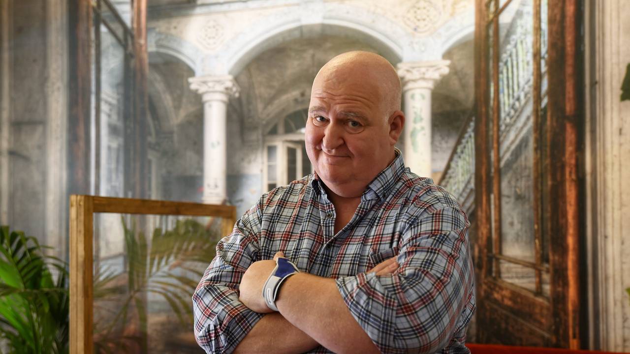Markus Maria Profitlich verschränkt die Arme und blickt freundlich in die Kamera.