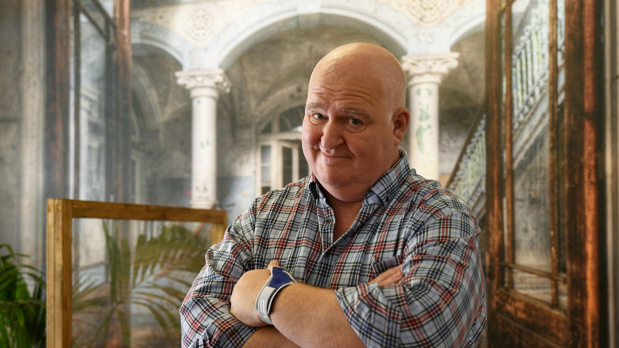 Markus Maria Profitlich verschränkt die Arme und blickt freundlich in die Kamera.