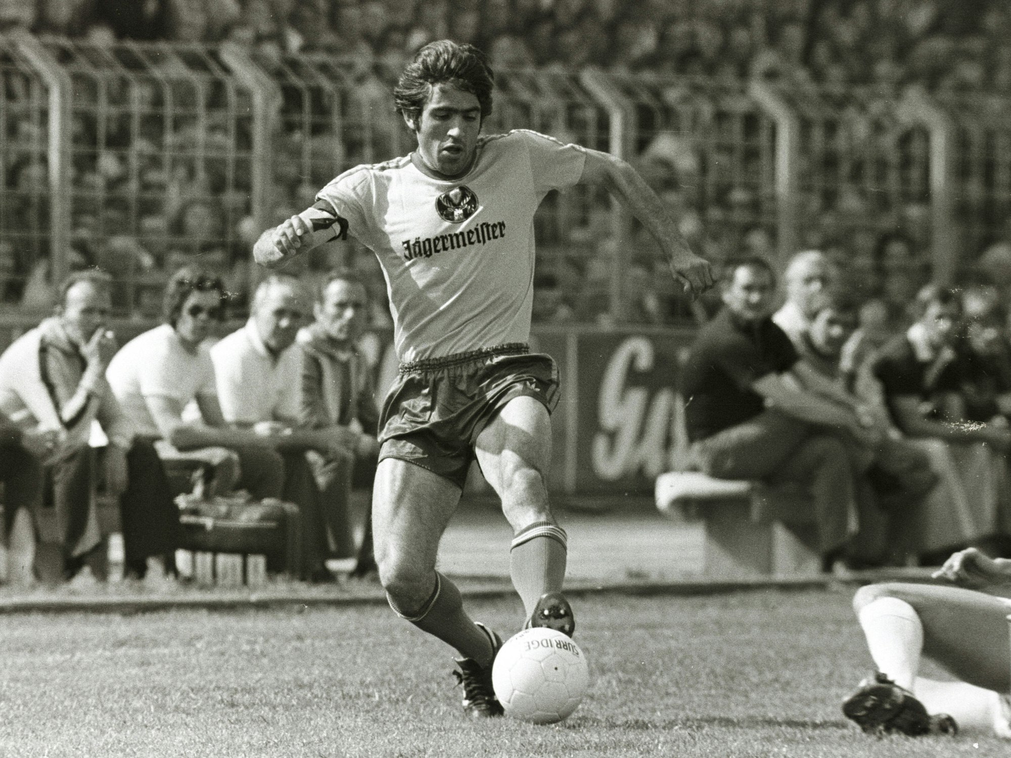 Danilo Popivoda führt den Ball gegen den MSV Duisburg.