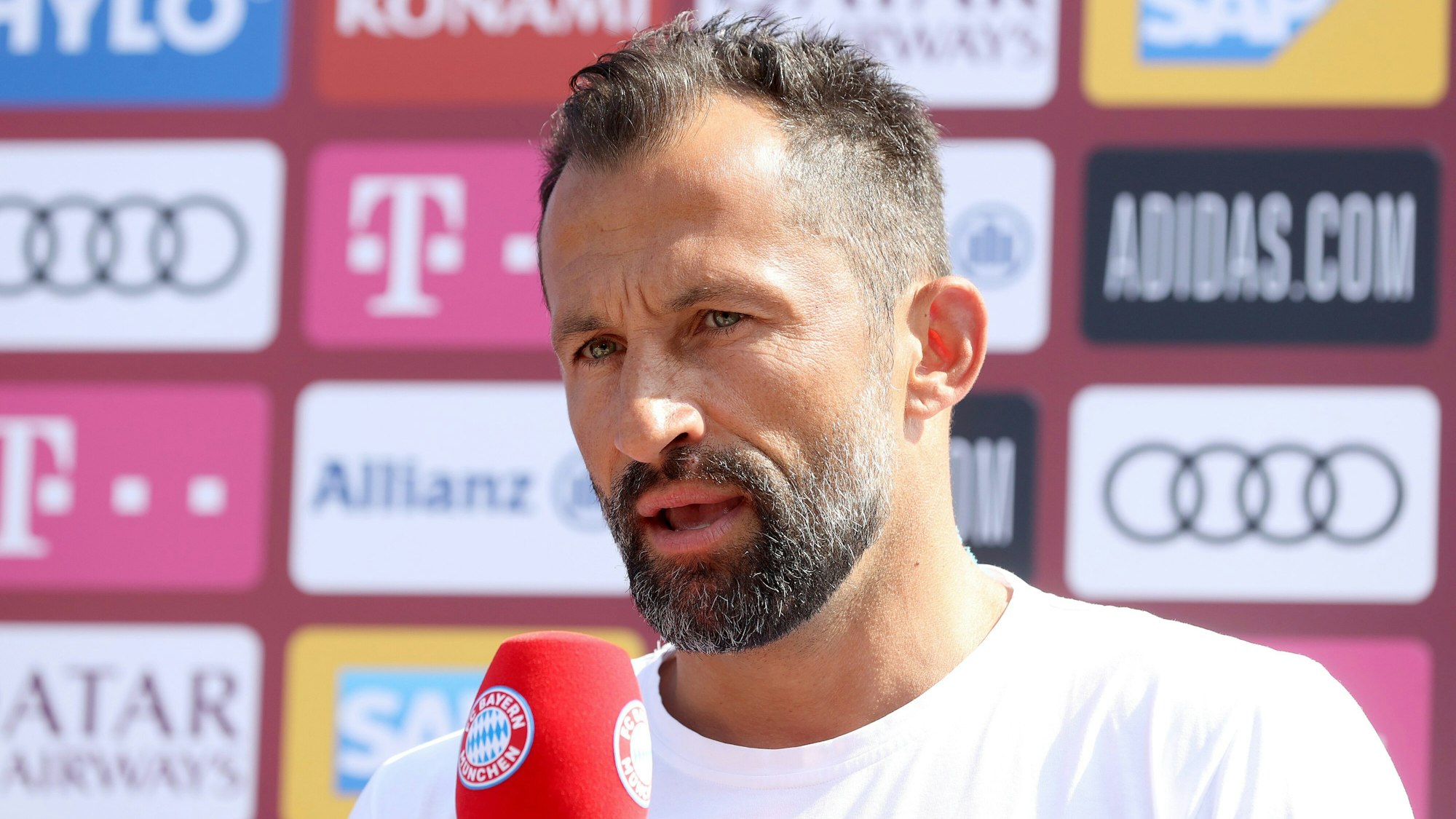 Hasan Salihamidzic vom FC Bayern spricht bei einer Pressekonferenz.