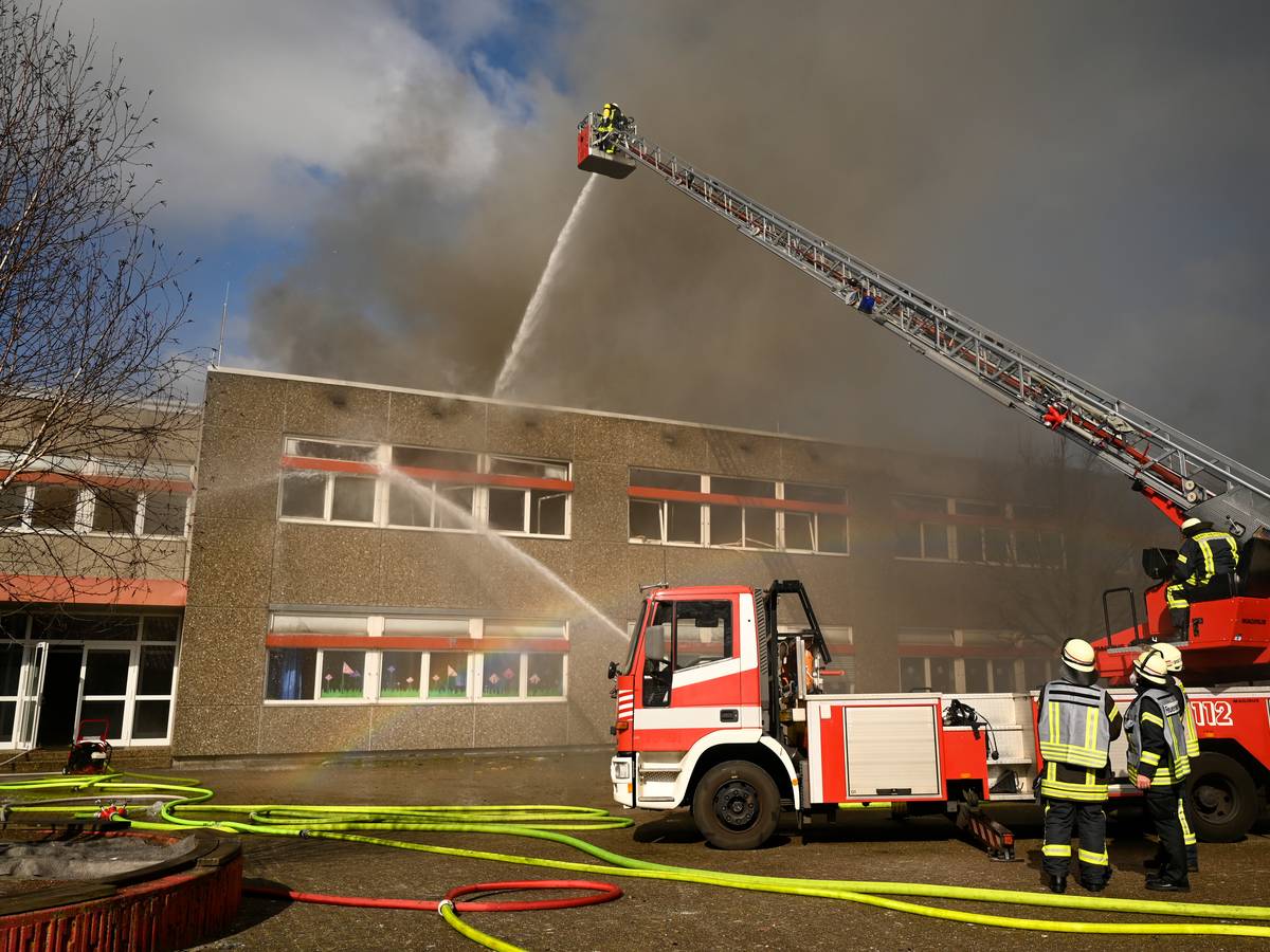 Bei zwei Bränden in der Lechenicher Hauptschule wurden fünf Kinder leicht verletzt. Unser Symbolfoto stammt von einem Schul-Brand im März 2021 in Wilhelmshaven und steht nicht im Zusammenhang mit dem hier beschriebenen Vorfall.