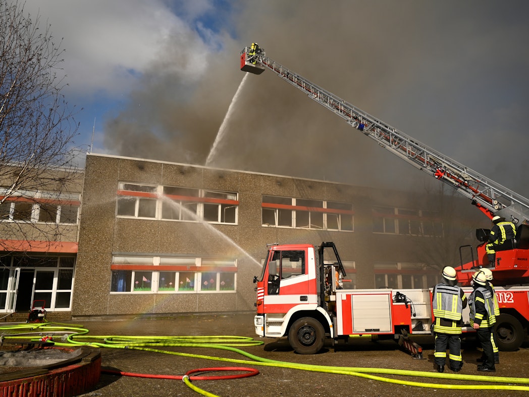 Bei zwei Bränden in der Lechenicher Hauptschule wurden fünf Kinder leicht verletzt. Unser Symbolfoto stammt von einem Schul-Brand im März 2021 in Wilhelmshaven und steht nicht im Zusammenhang mit dem hier beschriebenen Vorfall.
