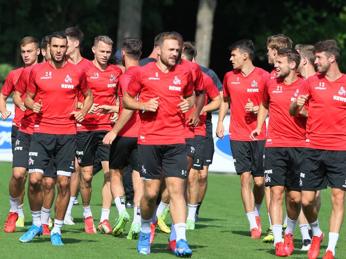 Mark Uth mit seinen Mitspielern beim Training des 1. FC Kölkn.