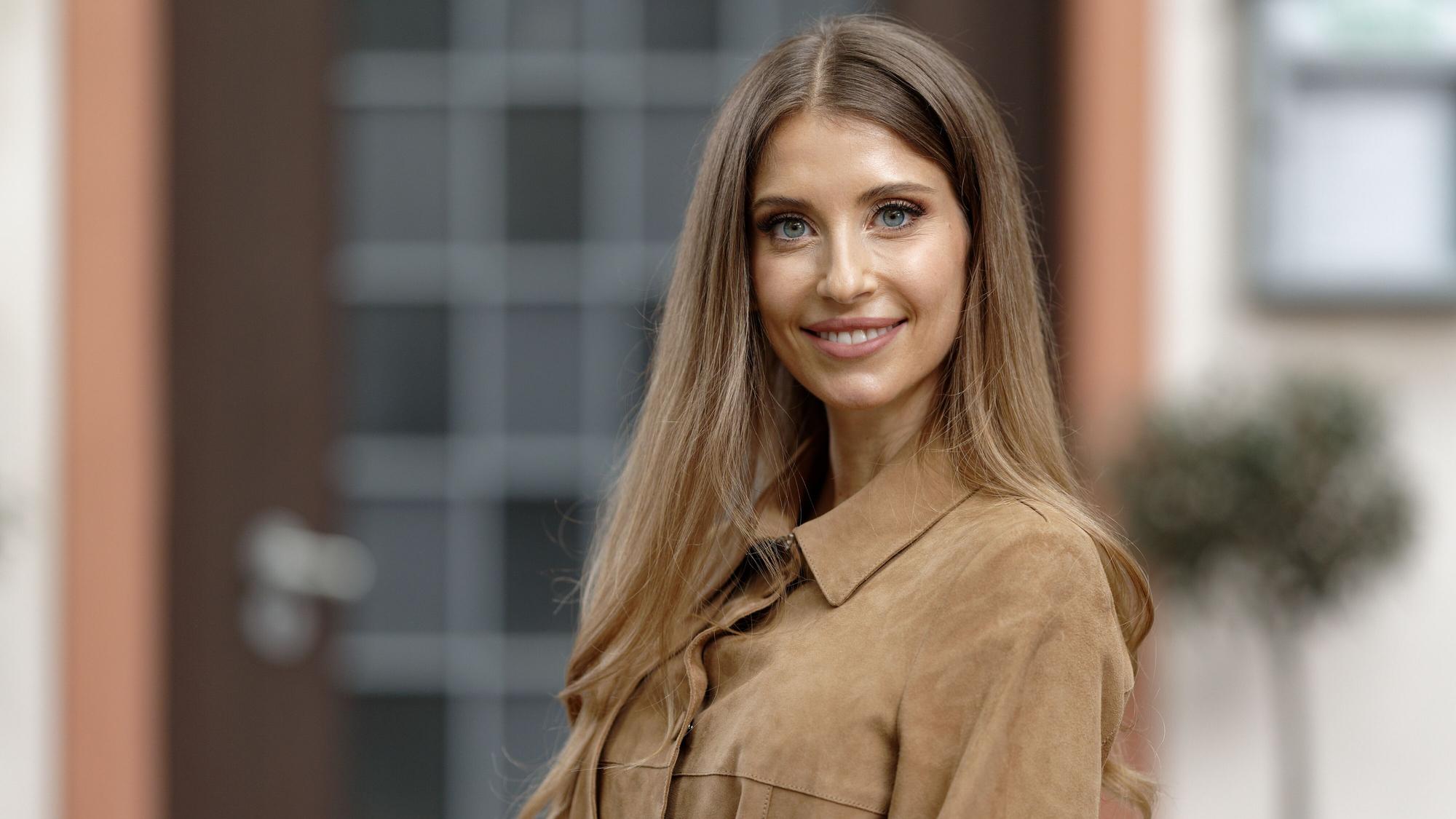 Cathy Hummels, Influencerin und Moderatorin, steht bei einem Fototermin in der Kulisse der RTL-Serie «Unter uns».