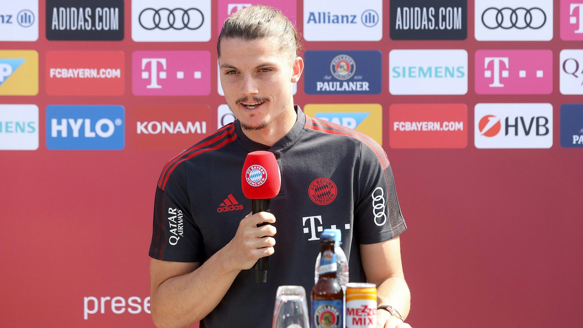 Marcel Sabitzer am Mikrofon des FC Bayern München.