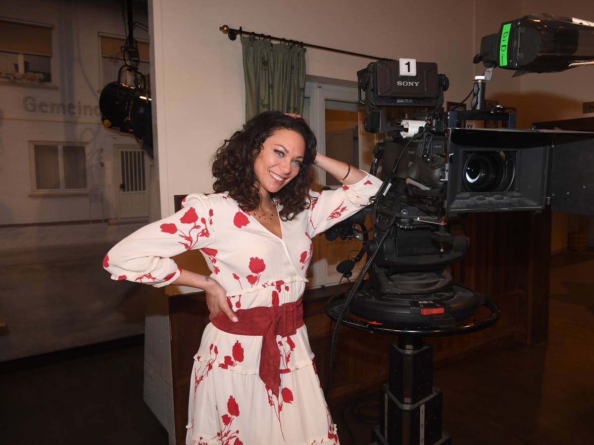 Das Model Lilly Becker steht in der Kulisse des "Brunnerwirt" der Familienserie des Bayerischen Rundfunks "Dahoam is Dahoam" neben einer Kamera.