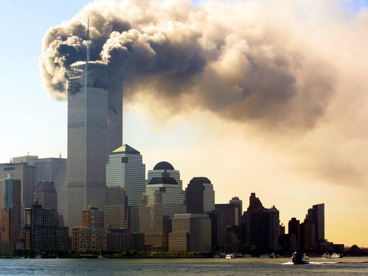 Terror von 9/11 in News York: Rauch steigt von den brennenden Zwillingstürmen des World Trade Centers in Manhattan auf.