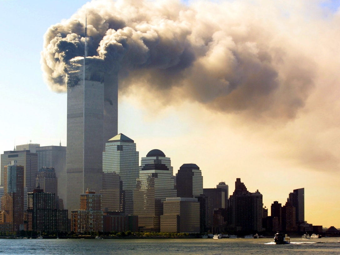 Terror von 9/11 in News York: Rauch steigt von den brennenden Zwillingstürmen des World Trade Centers in Manhattan auf.