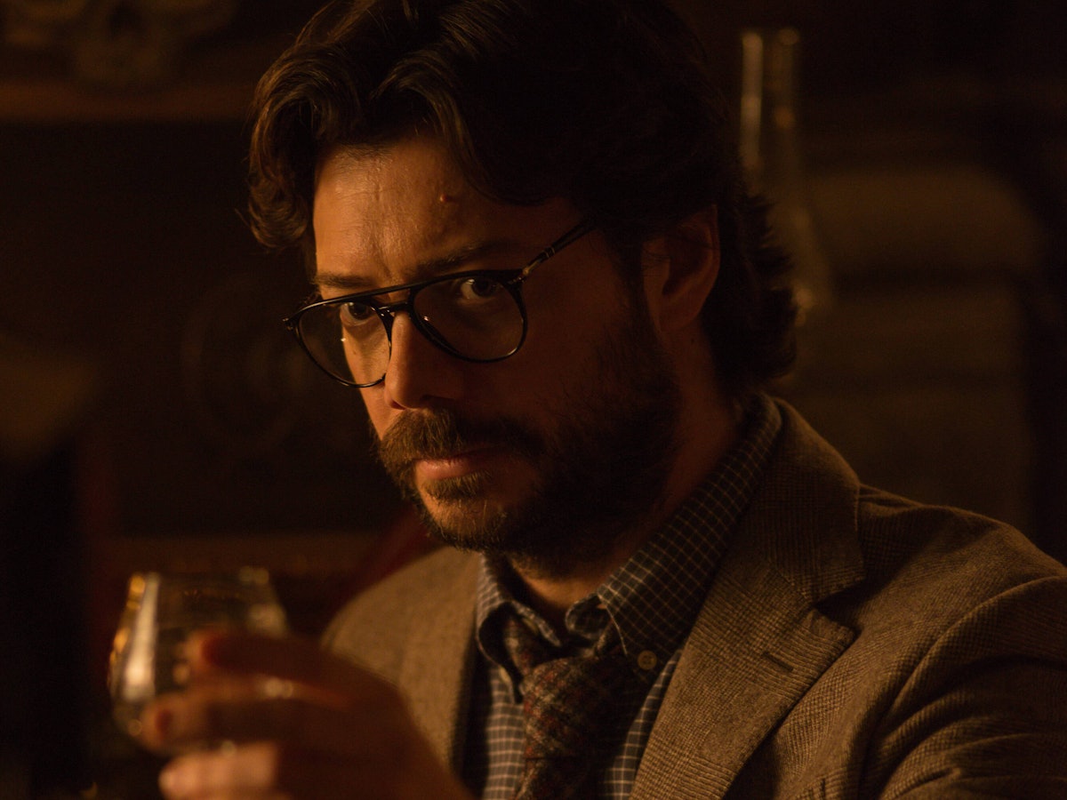 Álvaro Morte, als Professor, hebt in „Haus des Geldes“ sein Glas.