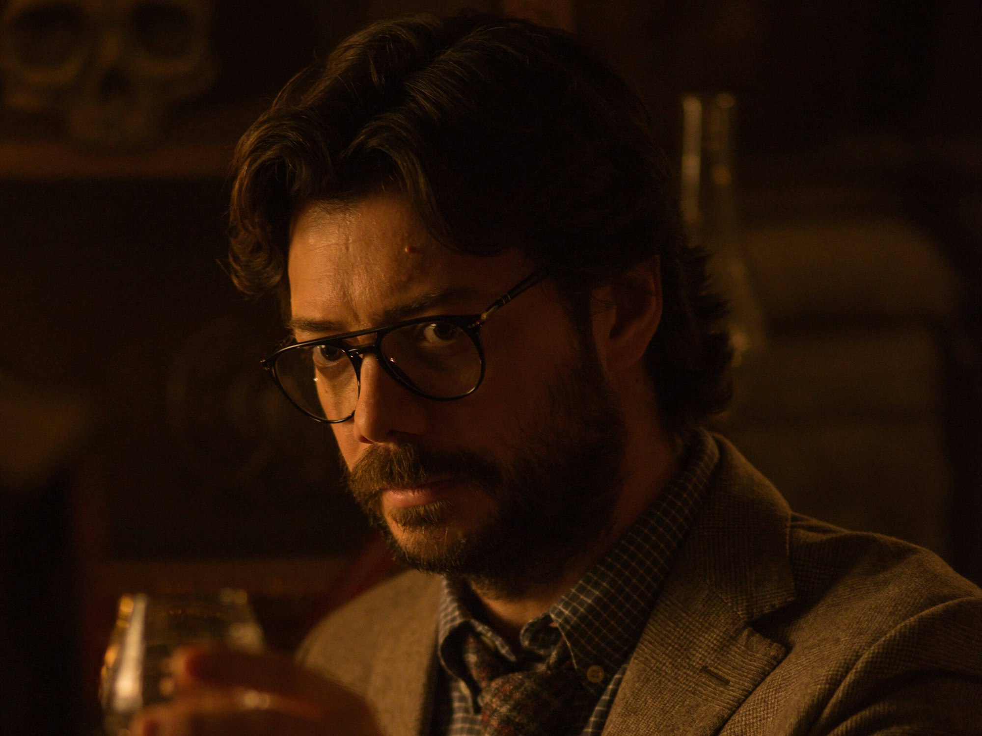 Álvaro Morte, als Professor, hebt in „Haus des Geldes“ sein Glas.