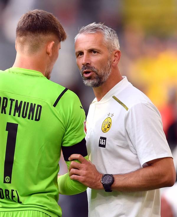 Marco Rose gibt Gregor Kobel Anweisungen