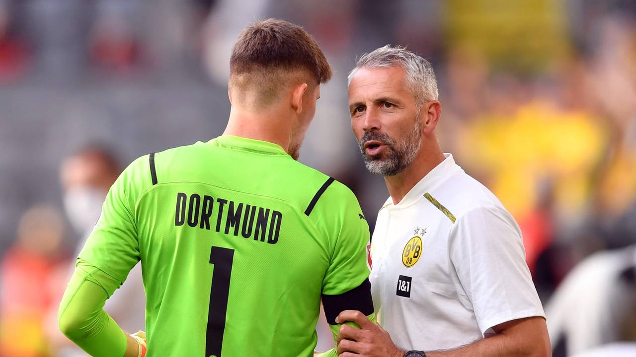 Marco Rose gibt Gregor Kobel Anweisungen