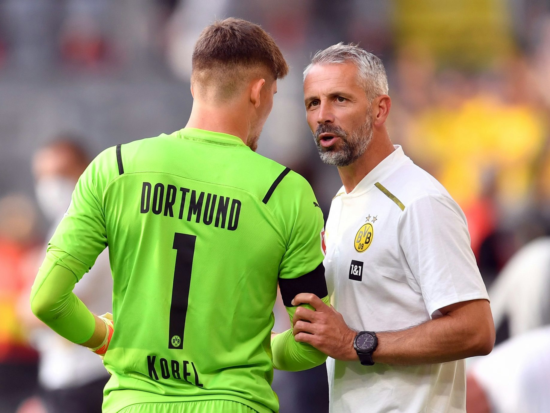 Marco Rose gibt Gregor Kobel Anweisungen