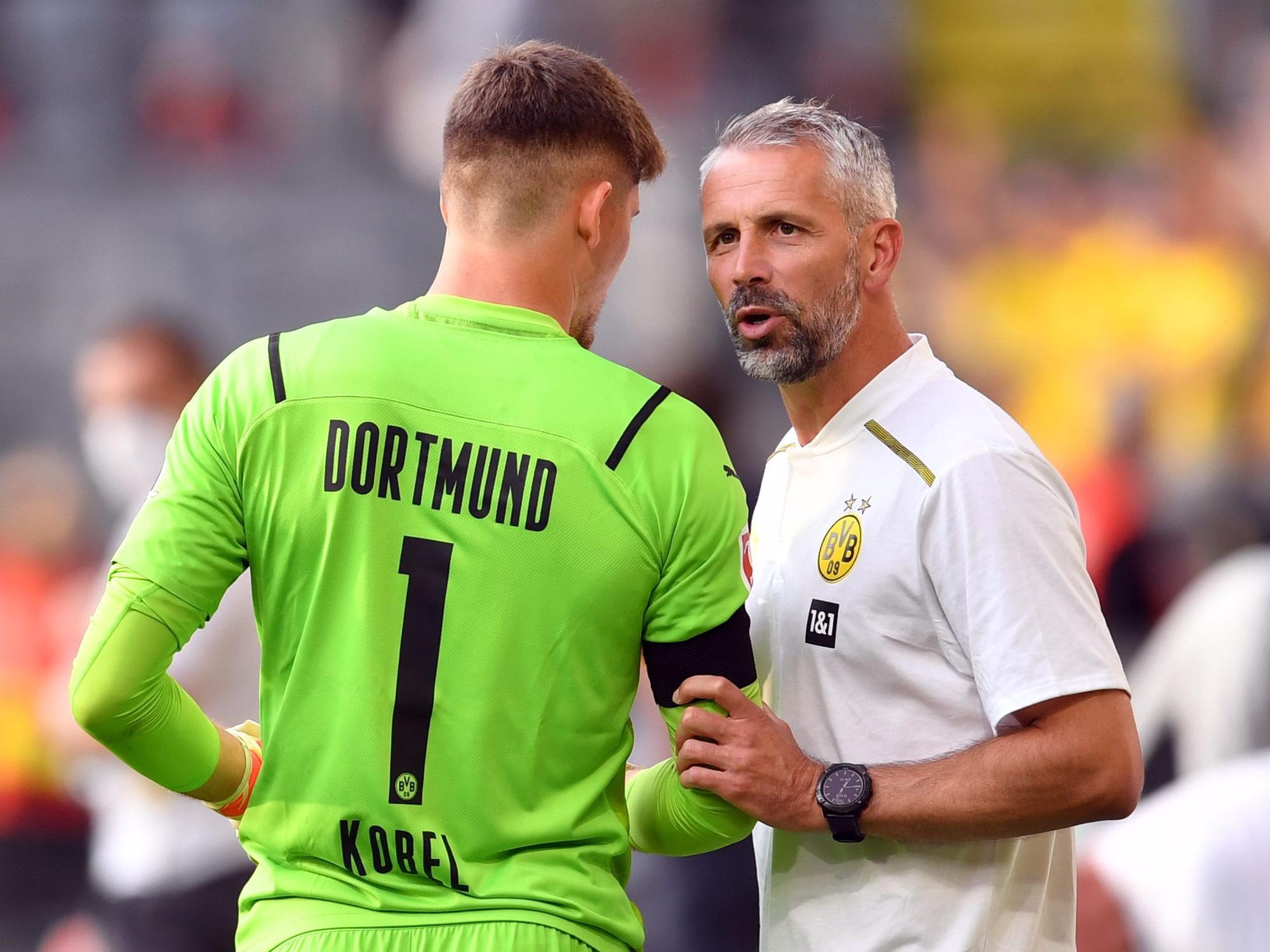 Marco Rose gibt Gregor Kobel Anweisungen
