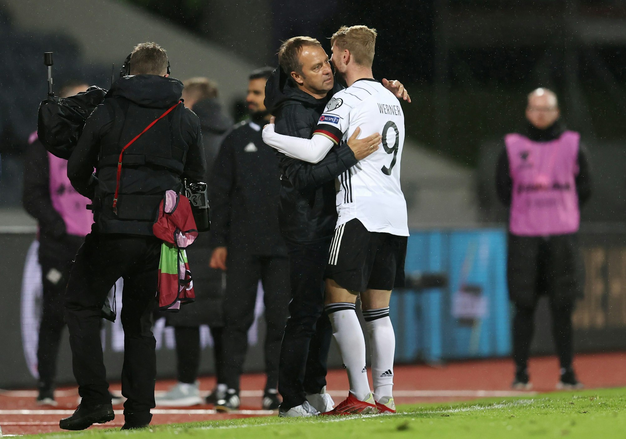 Hansi Flick und Timo Werner umarmen sich.