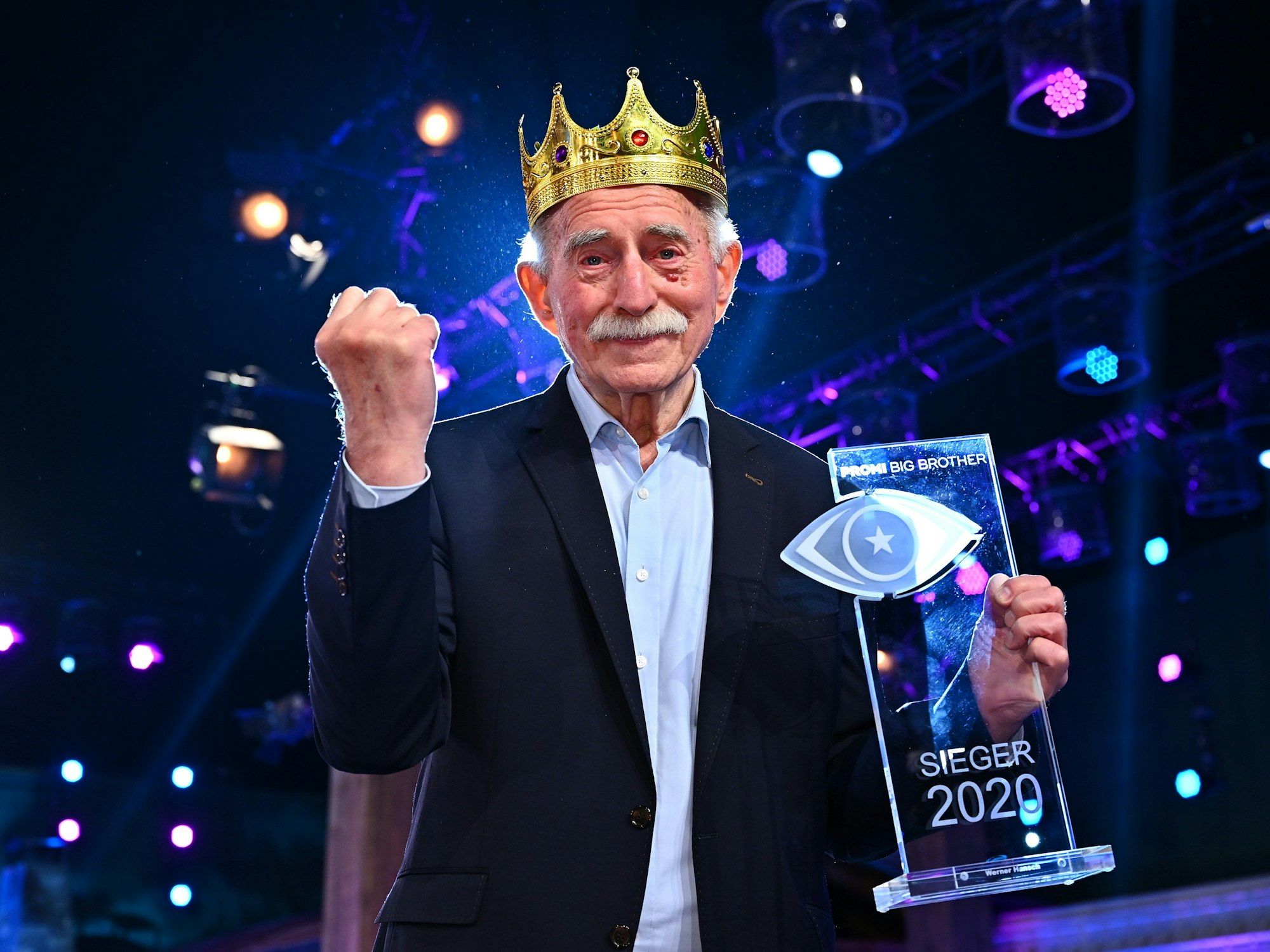 Werner Hansch bejubelt seinen Sieg bei Promi Big Brother.