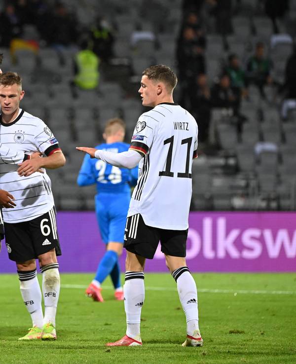 Jamal Musiala, Kai Havertz, Joshua Kimmich und Florian Wirtz umarmen sich nach einem Tor gegen Island.