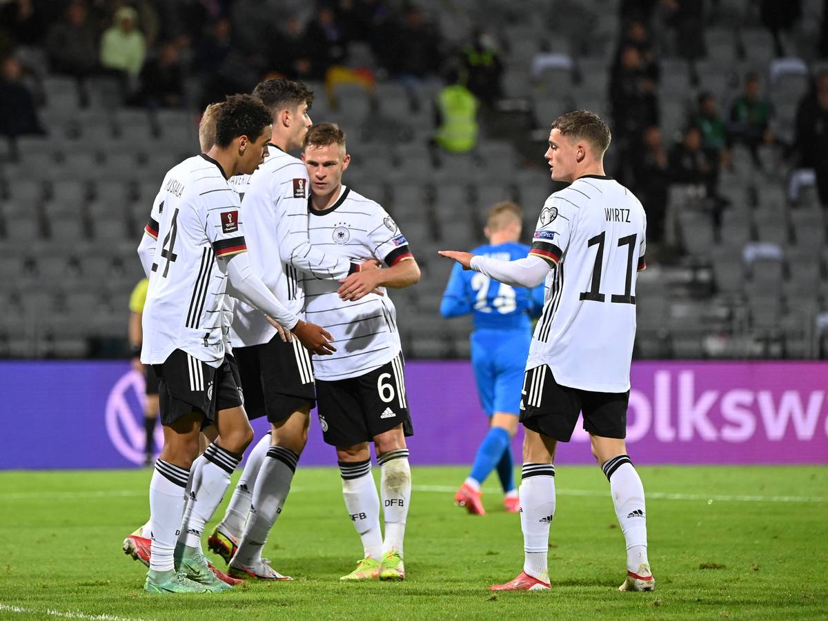 Jamal Musiala, Kai Havertz, Joshua Kimmich und Florian Wirtz umarmen sich nach einem Tor gegen Island.