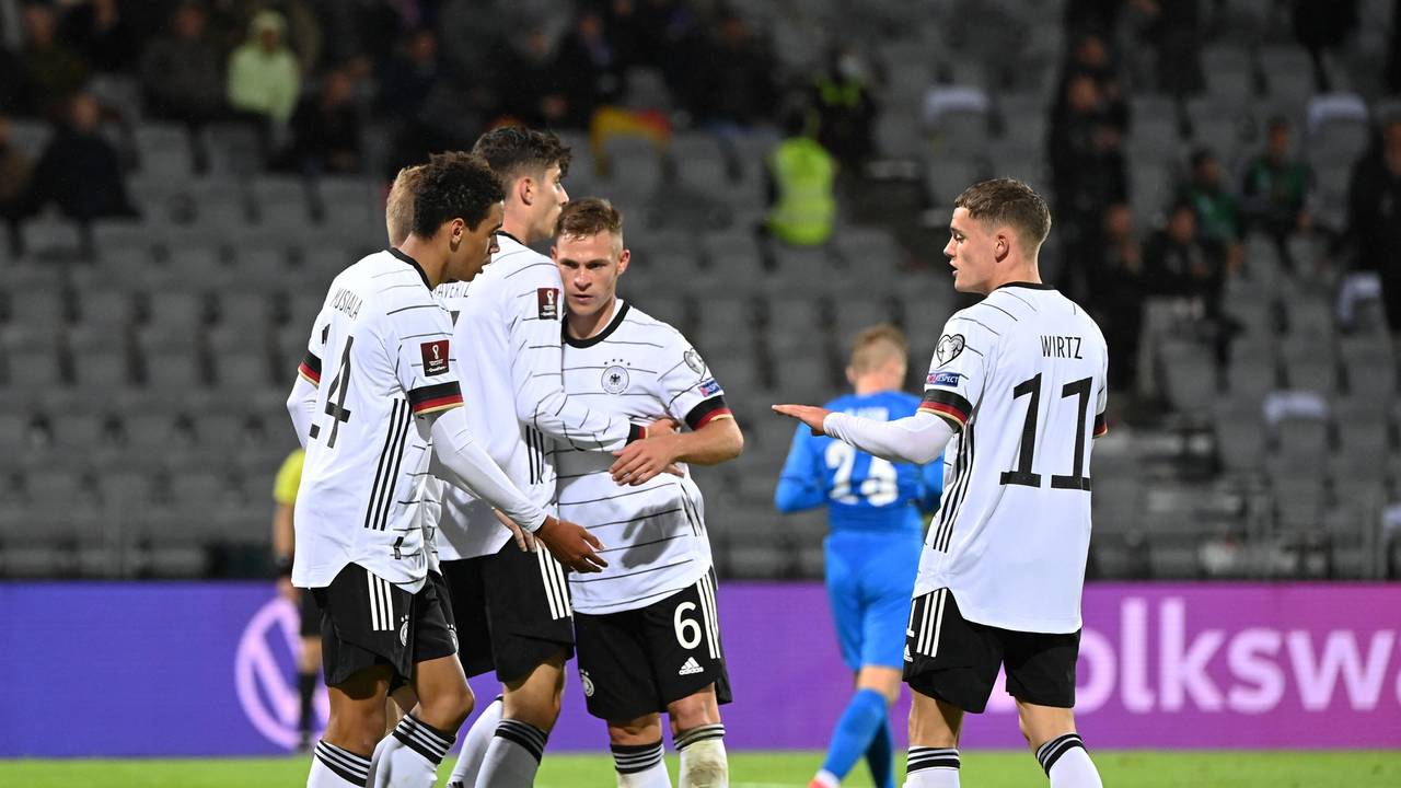 Jamal Musiala, Kai Havertz, Joshua Kimmich und Florian Wirtz umarmen sich nach einem Tor gegen Island.
