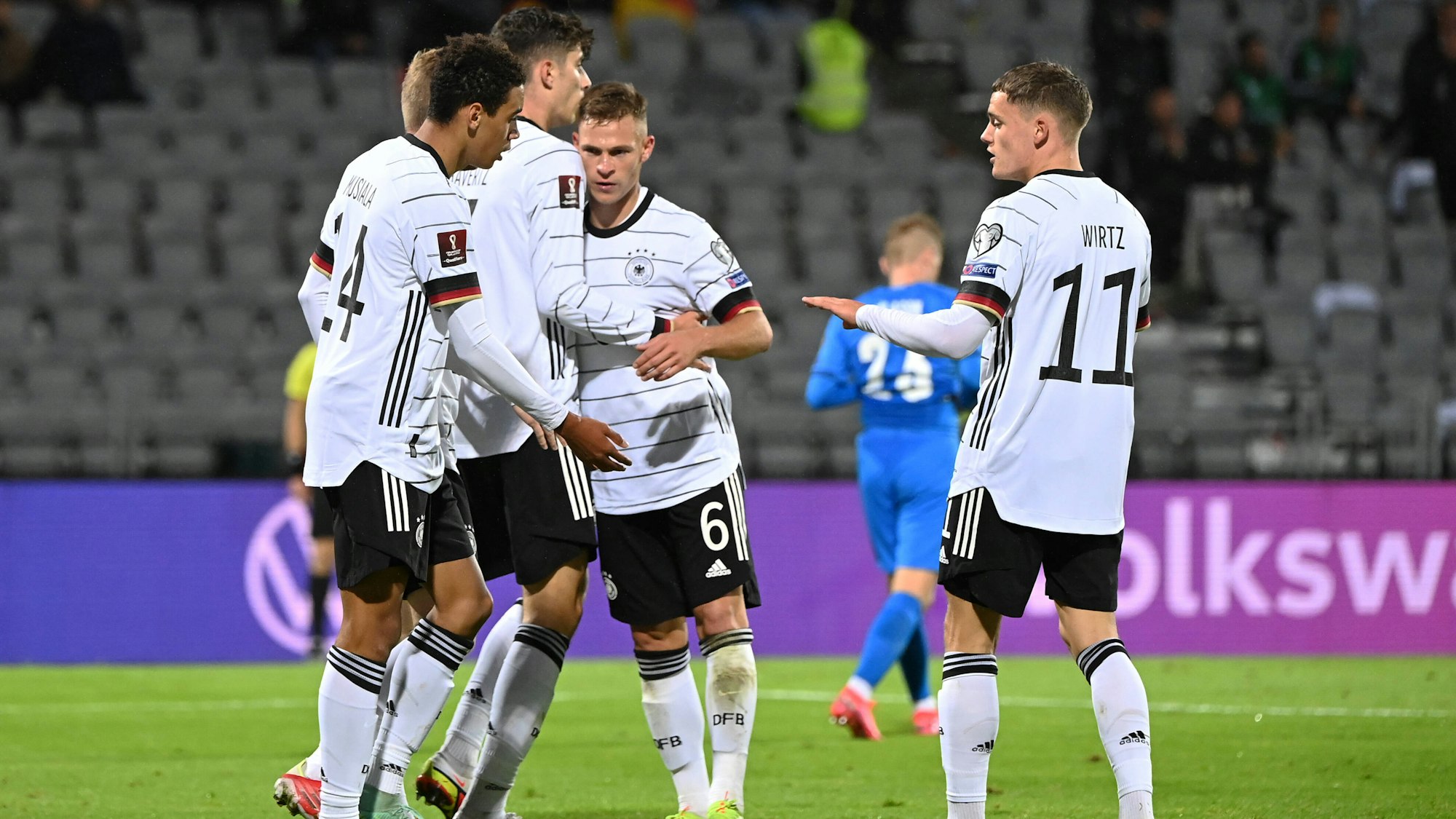 Jamal Musiala, Kai Havertz, Joshua Kimmich und Florian Wirtz umarmen sich nach einem Tor gegen Island.