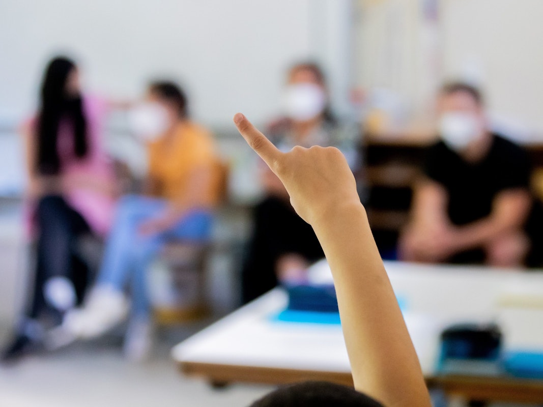 Wird die Gefahr für Kinder in der Corona-Pandemie unterschätzt? Unser Symbolfoto zeigt einen Schüler in einer Klasse in Berlin im Juni 2021.