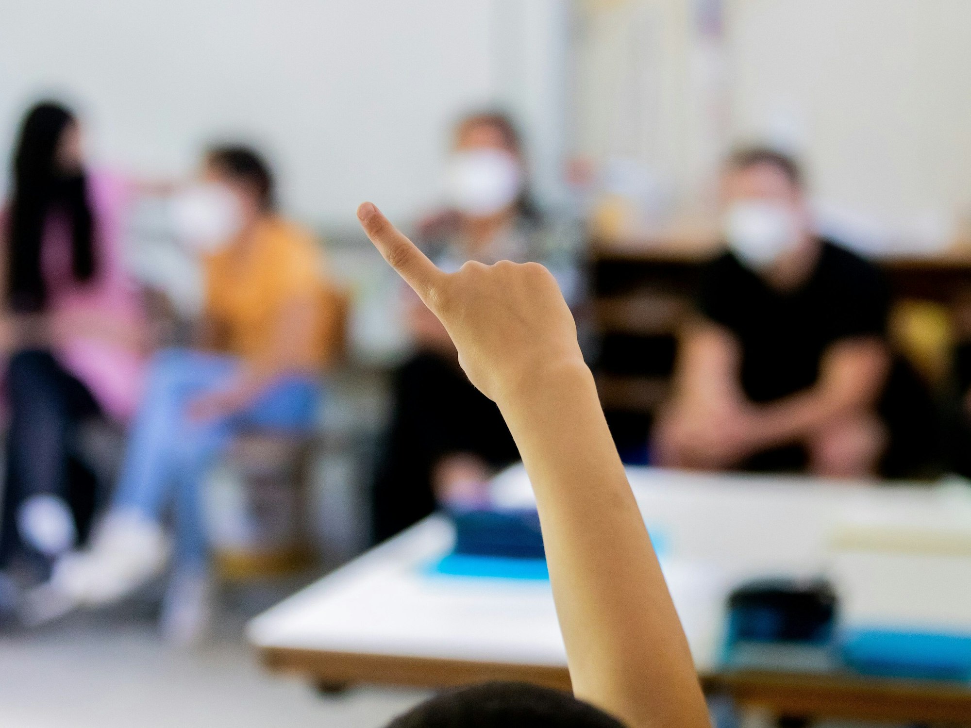 Wird die Gefahr für Kinder in der Corona-Pandemie unterschätzt? Unser Symbolfoto zeigt einen Schüler in einer Klasse in Berlin im Juni 2021.