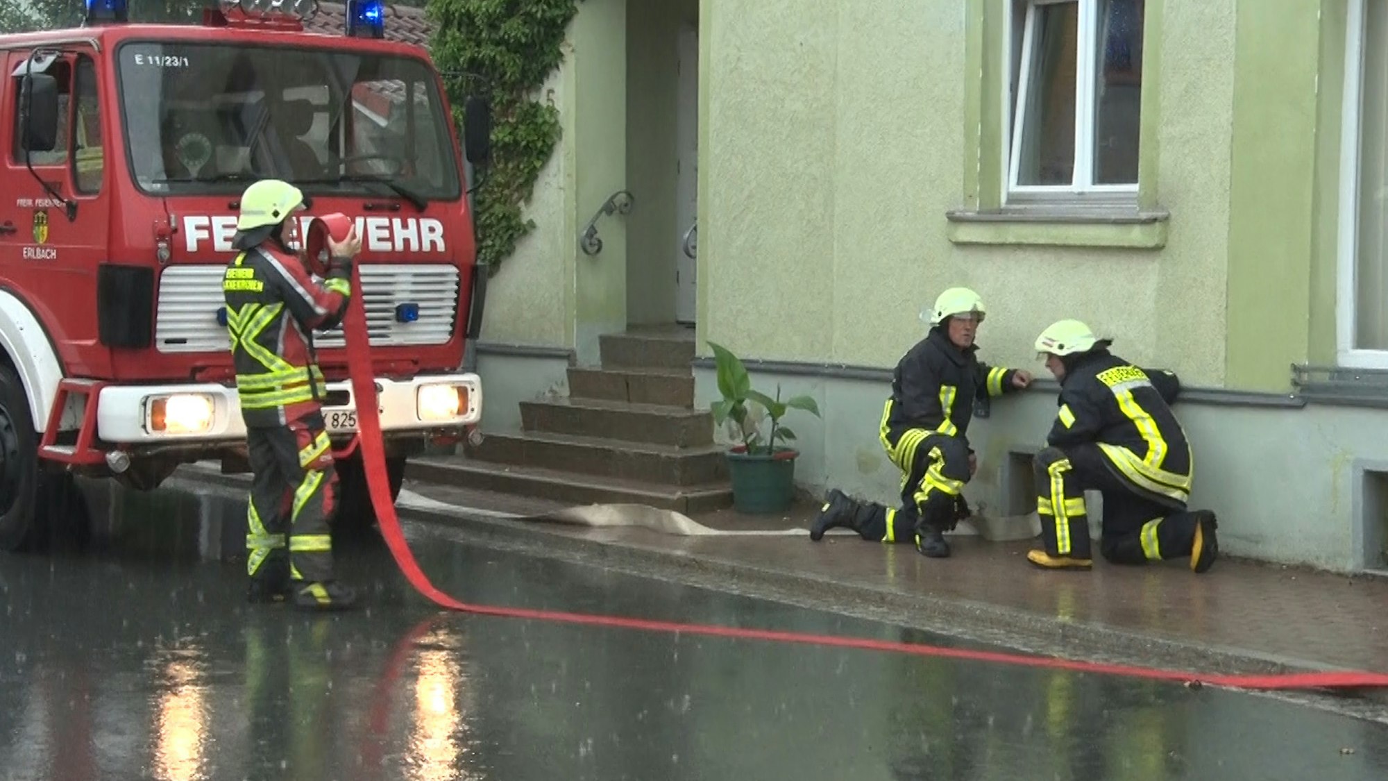 Die Feuerwehr musste etliche Keller leerpumpen (hier ein Symbolfoto von einem Einsatz von 2018 in Sachsen).
