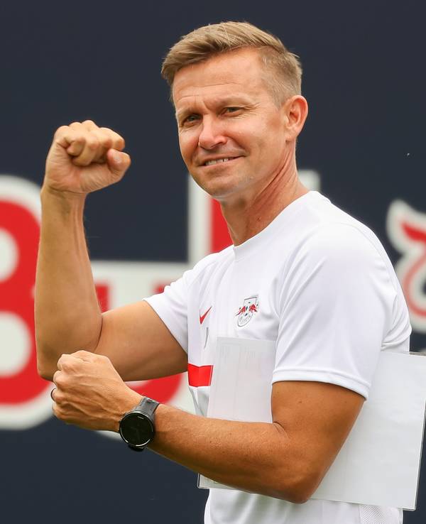 Der neue Trainer Jesse Marsch kommt zum Training.