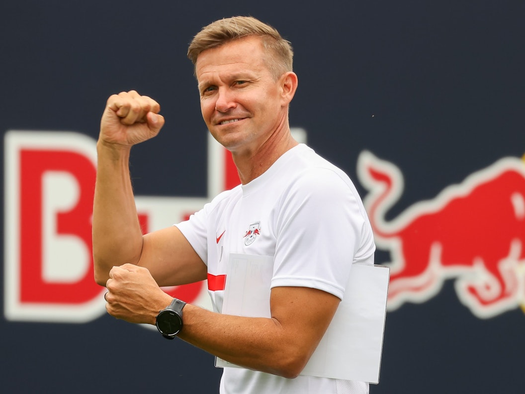 Der neue Trainer Jesse Marsch kommt zum Training.