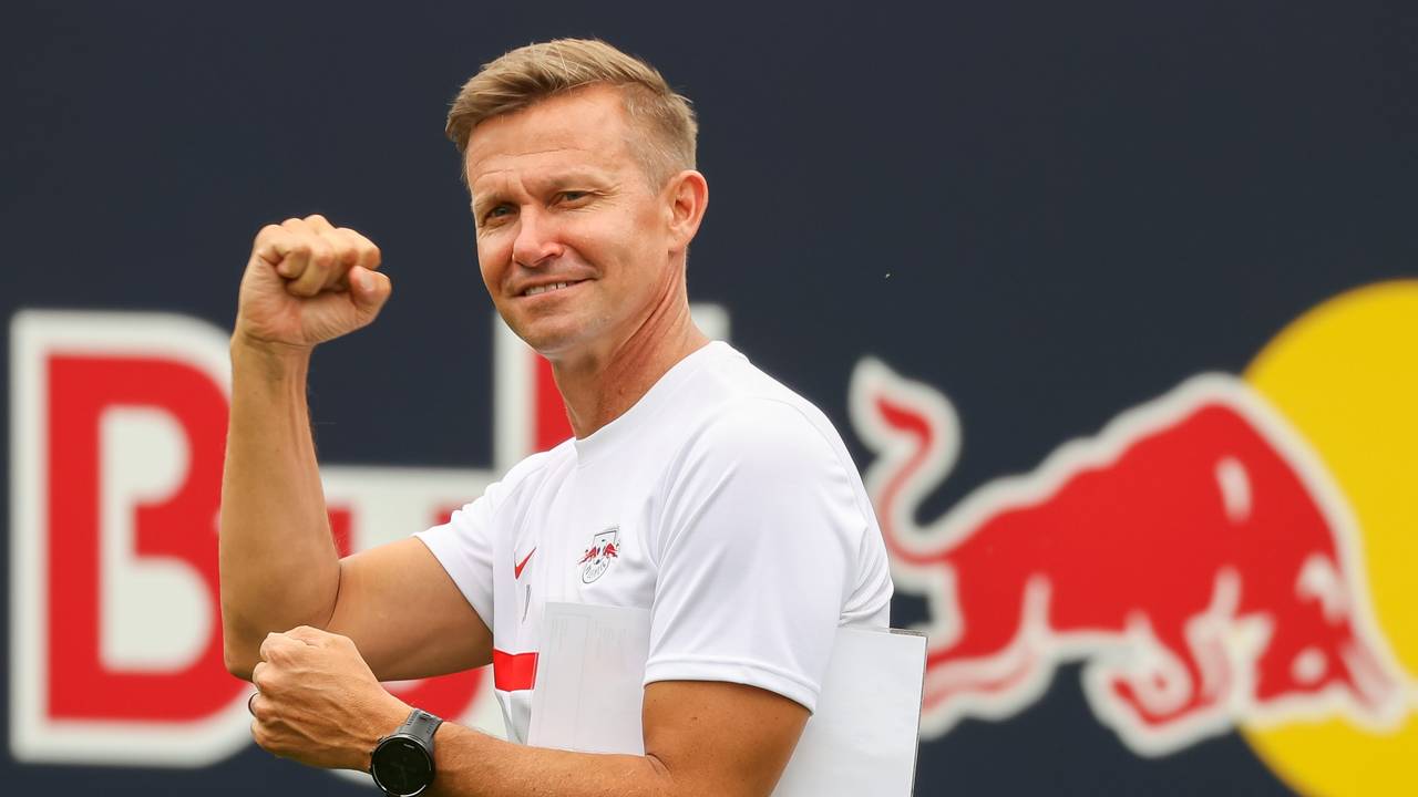 Der neue Trainer Jesse Marsch kommt zum Training.