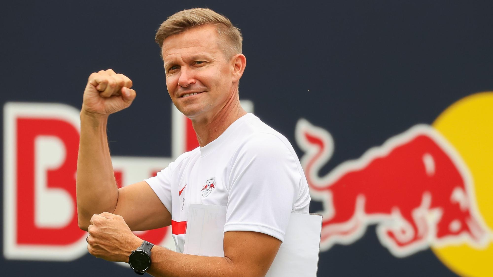 Der neue Trainer Jesse Marsch kommt zum Training.