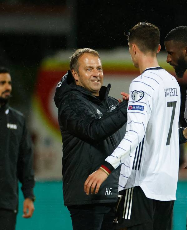 Hansi Flick klatscht Kai Havertz und Antonio Rüdiger nach dem Spiel ab.