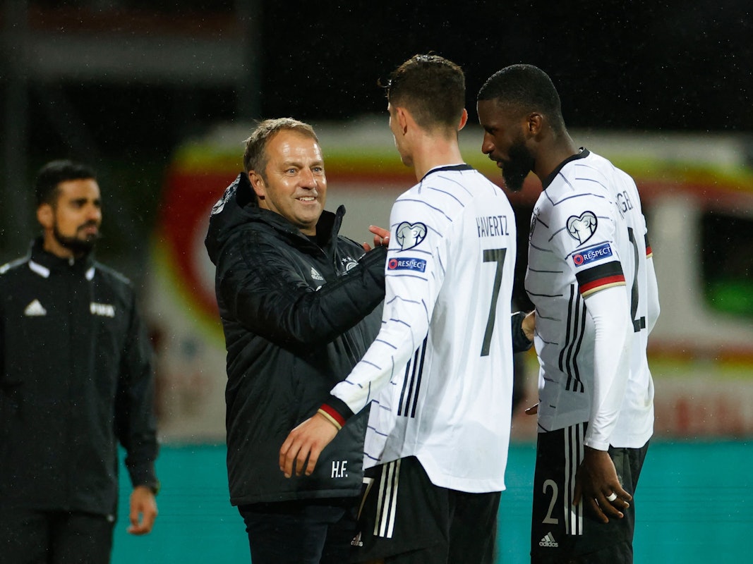 Hansi Flick klatscht Kai Havertz und Antonio Rüdiger nach dem Spiel ab.
