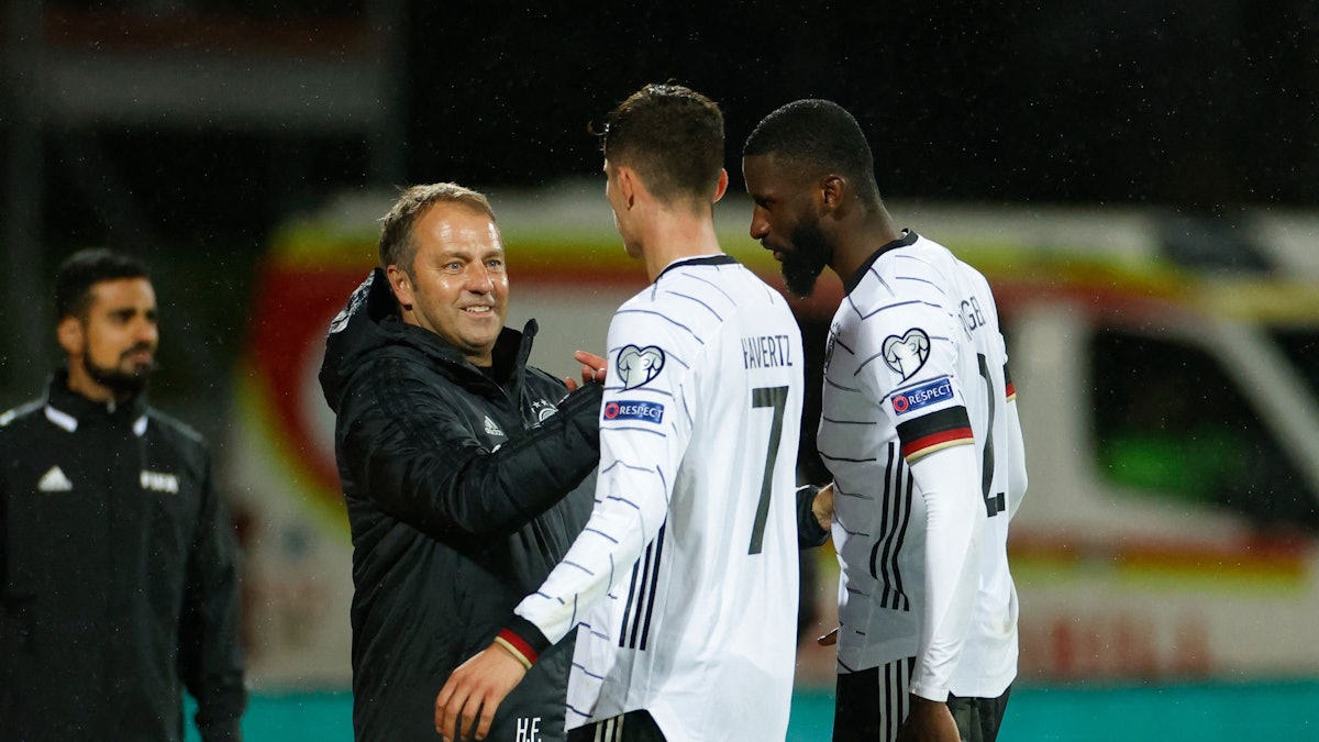 Hansi Flick klatscht Kai Havertz und Antonio Rüdiger nach dem Spiel ab.