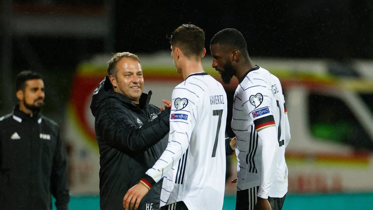 Hansi Flick klatscht Kai Havertz und Antonio Rüdiger nach dem Spiel ab.