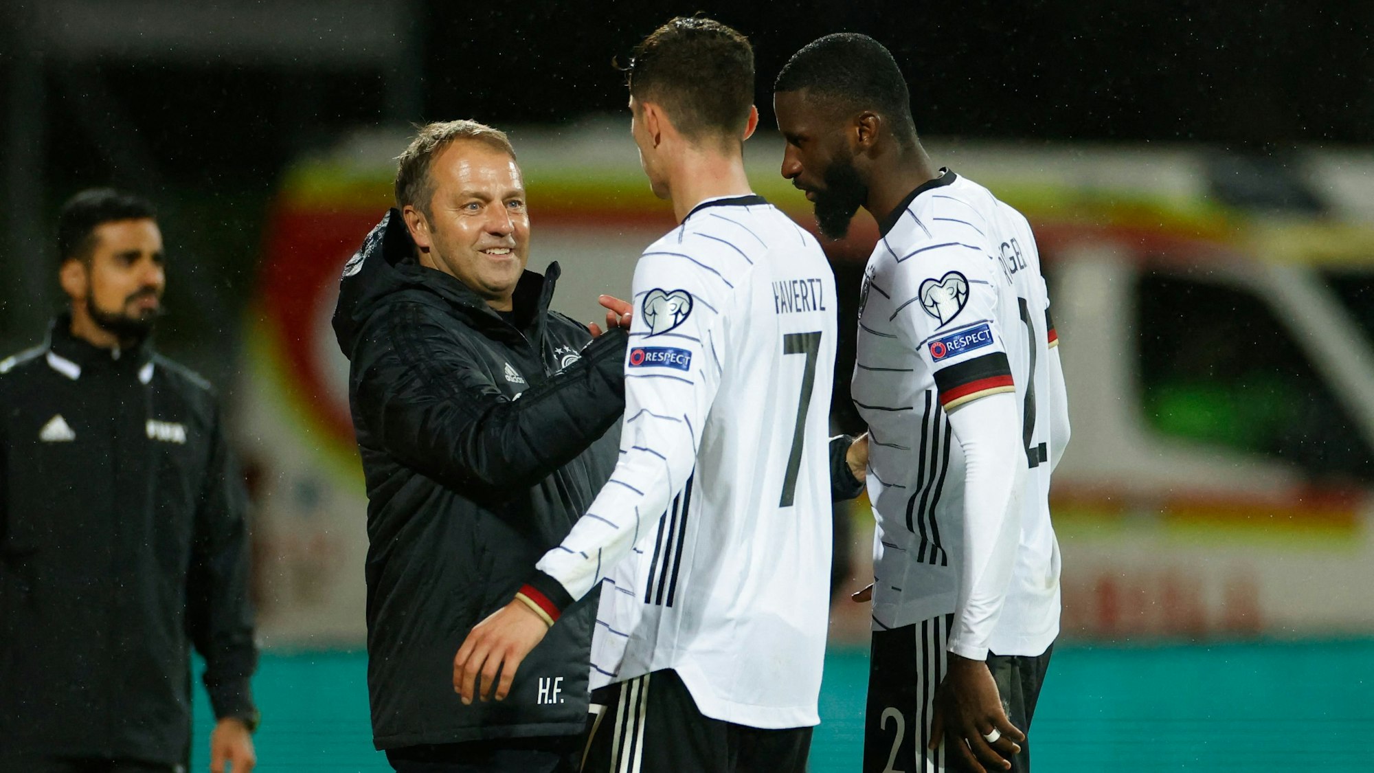 Hansi Flick klatscht Kai Havertz und Antonio Rüdiger nach dem Spiel ab.