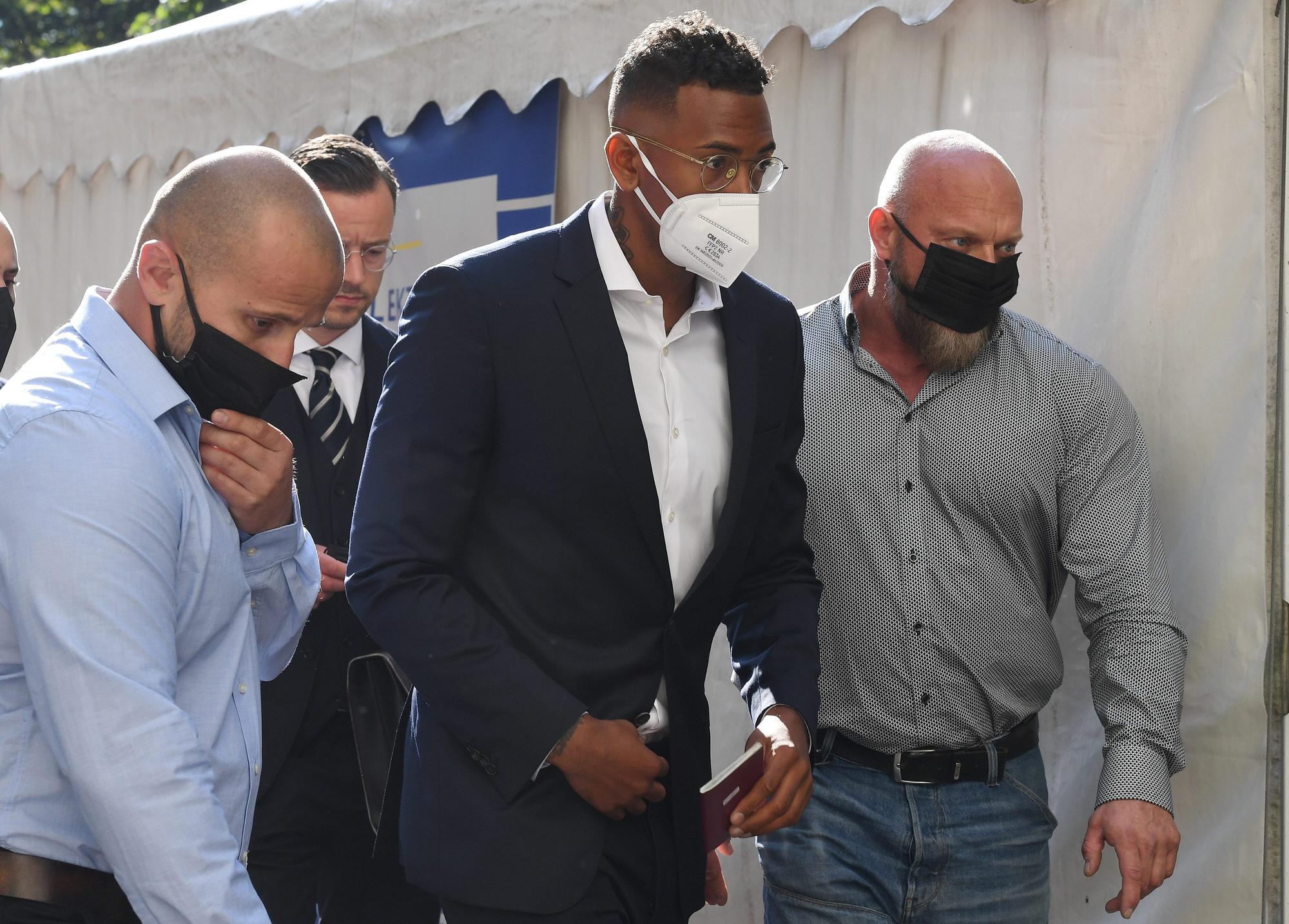 Jérôme Baoteng wird von Bodyguards ins Münchner Amtsgericht geführt
