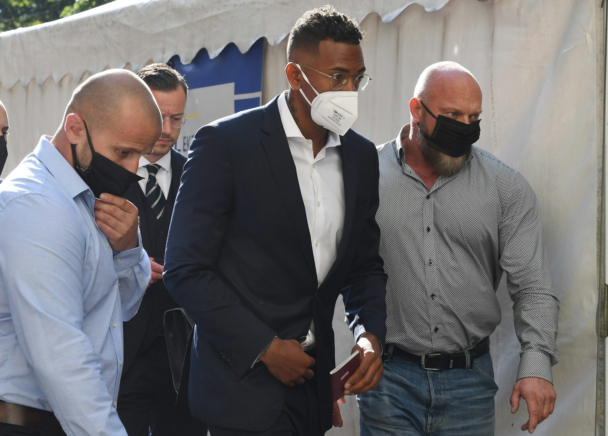 Jérôme Baoteng wird von Bodyguards ins Münchner Amtsgericht geführt