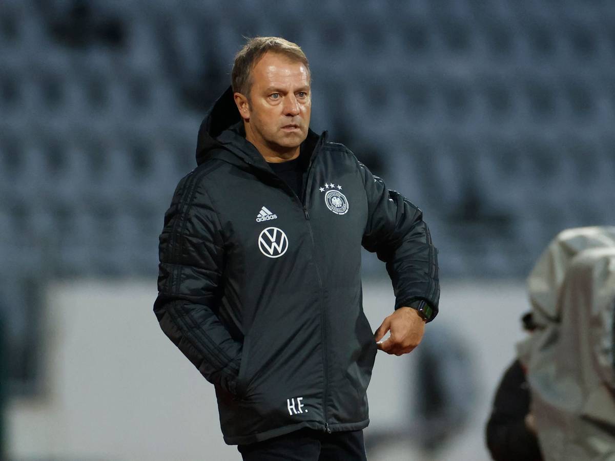 Nationalmannschaft im Flugzeug muss Zwischenlanden in Schottland: Hansi Flick steht beim Länderspiel an der Seitenlinie.