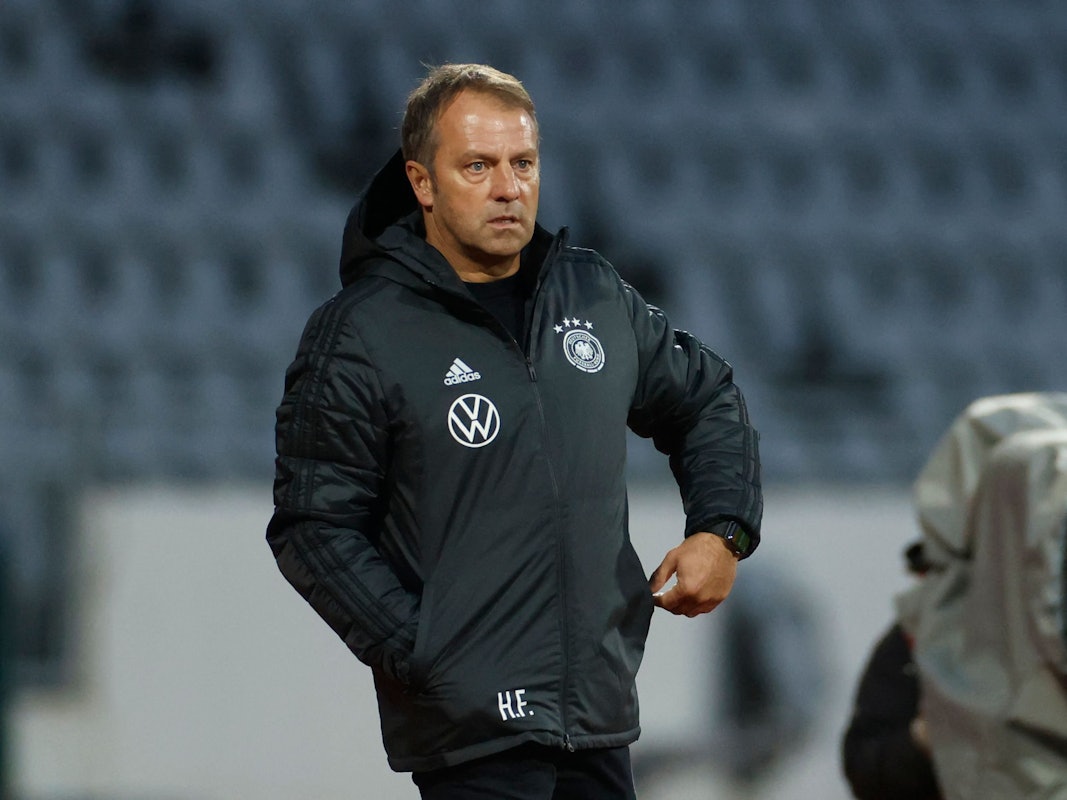 Nationalmannschaft im Flugzeug muss Zwischenlanden in Schottland: Hansi Flick steht beim Länderspiel an der Seitenlinie.